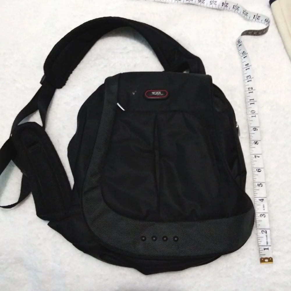 TUMI CROSSBODY SLING BAG EUC